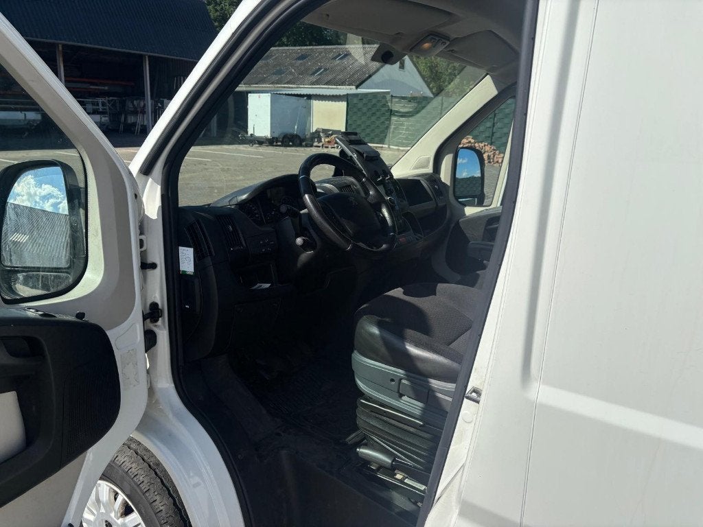 Foto 10 van Peugeot Boxer GB 330 L2h2 130PK 2017 luchtgeveerde stoel