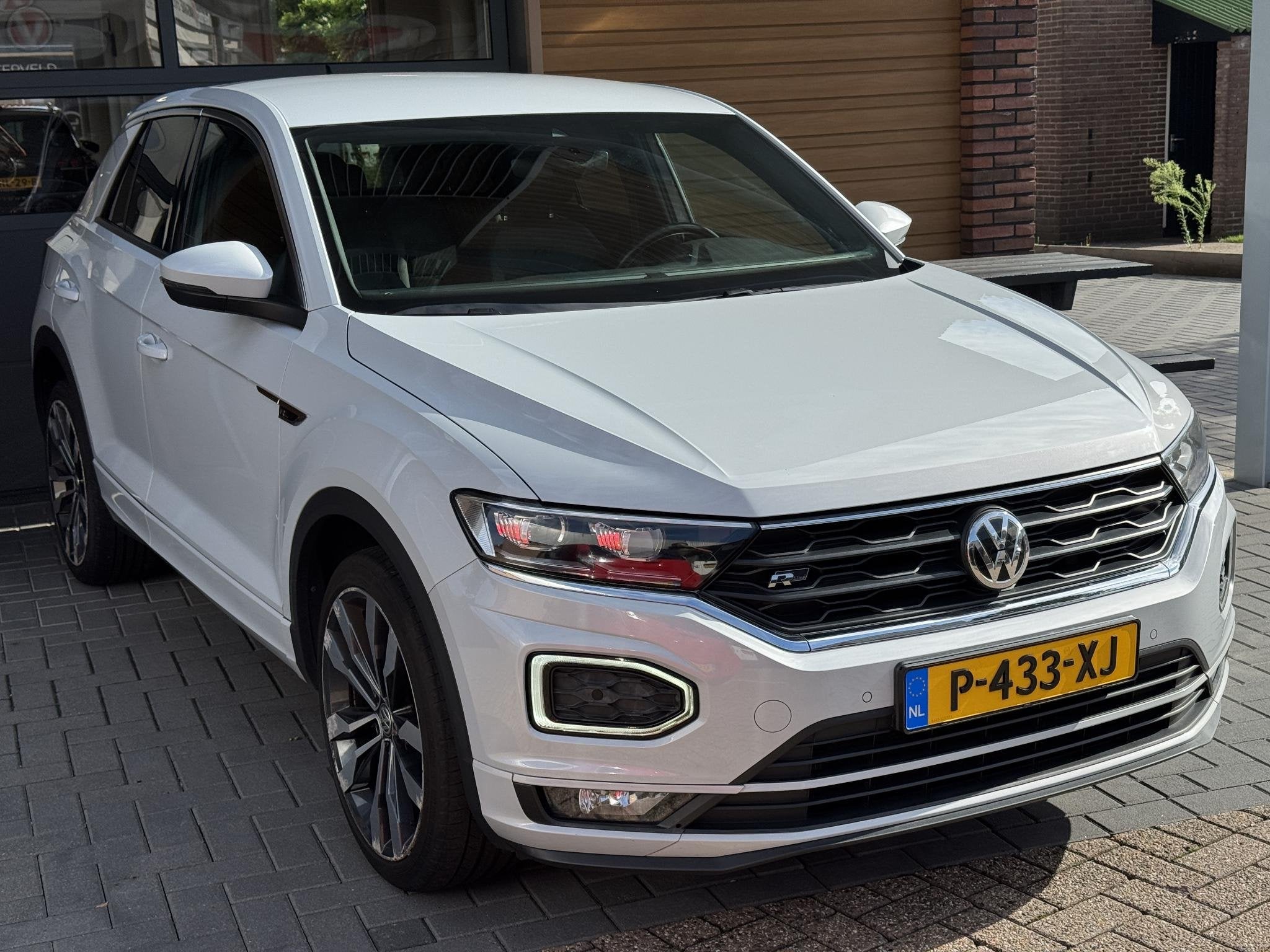 Volkswagen T-Roc 1.5 TSI Sport,R line,Carpl,Cruise,19Inch,Pd, Dealer onderhouden, Euro 6, 4 cilinders, 150 pk