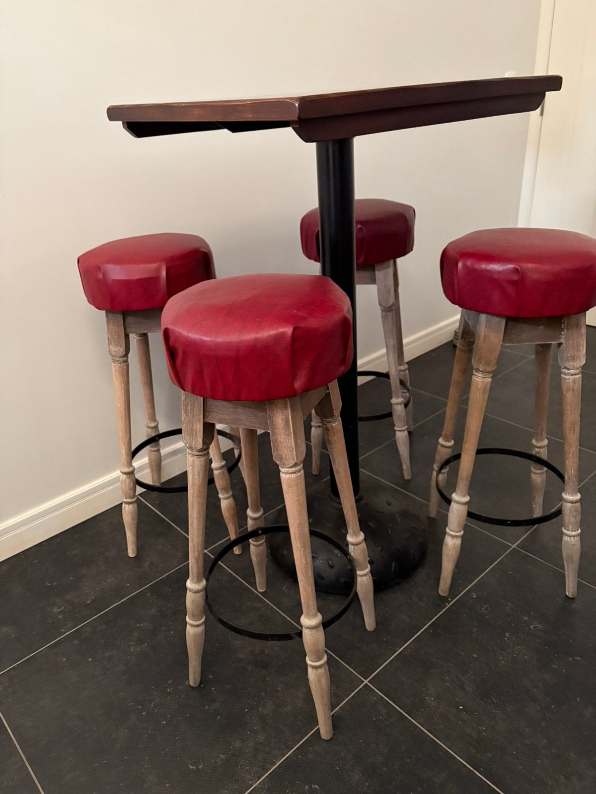 Bartafel met 4 barkrukken, Ophalen, Gebruikt, Met voetsteun, 60 tot 90 cm