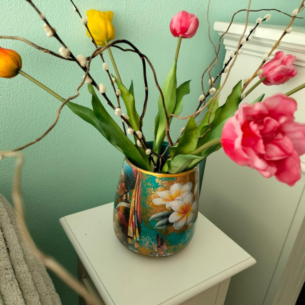 Turquoise vaas met gouden accenten en bloemen, Ophalen of Verzenden