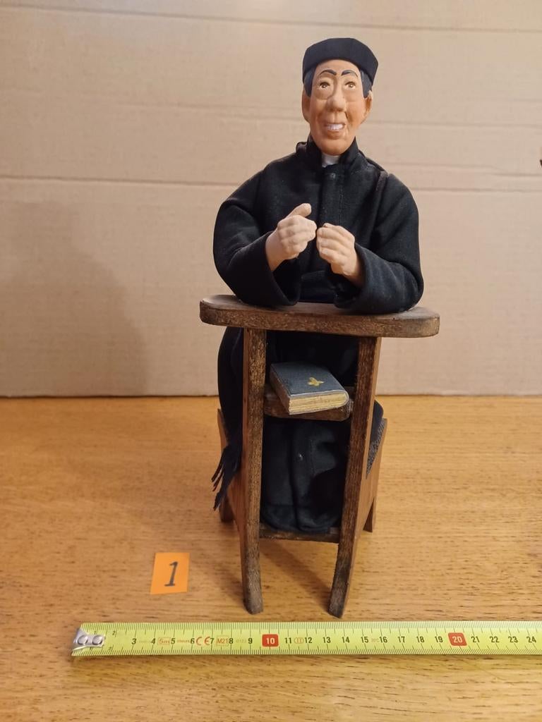 Santon de Provence Knielende priester, Verzamelen, Ophalen of Verzenden, Zo goed als nieuw, Poppenhuis