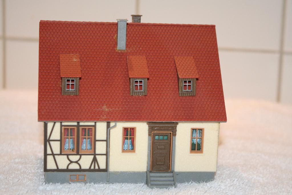 HO Duits Huisje., Gelijkstroom of Wisselstroom, Brug, Tunnel of Gebouw, Zo goed als nieuw, Ophalen