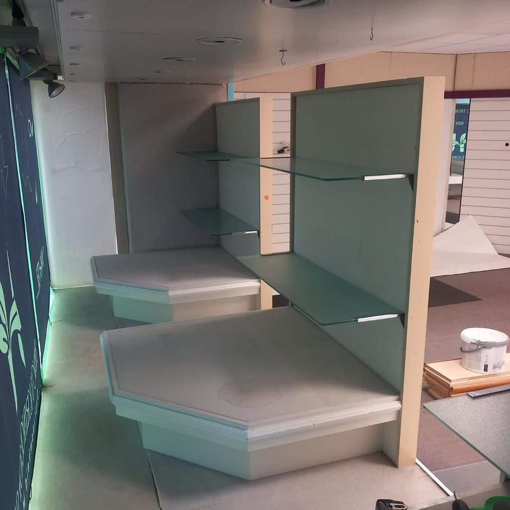 Etalage displays met glazen schappen, in hoogte verstelbaar, Ophalen