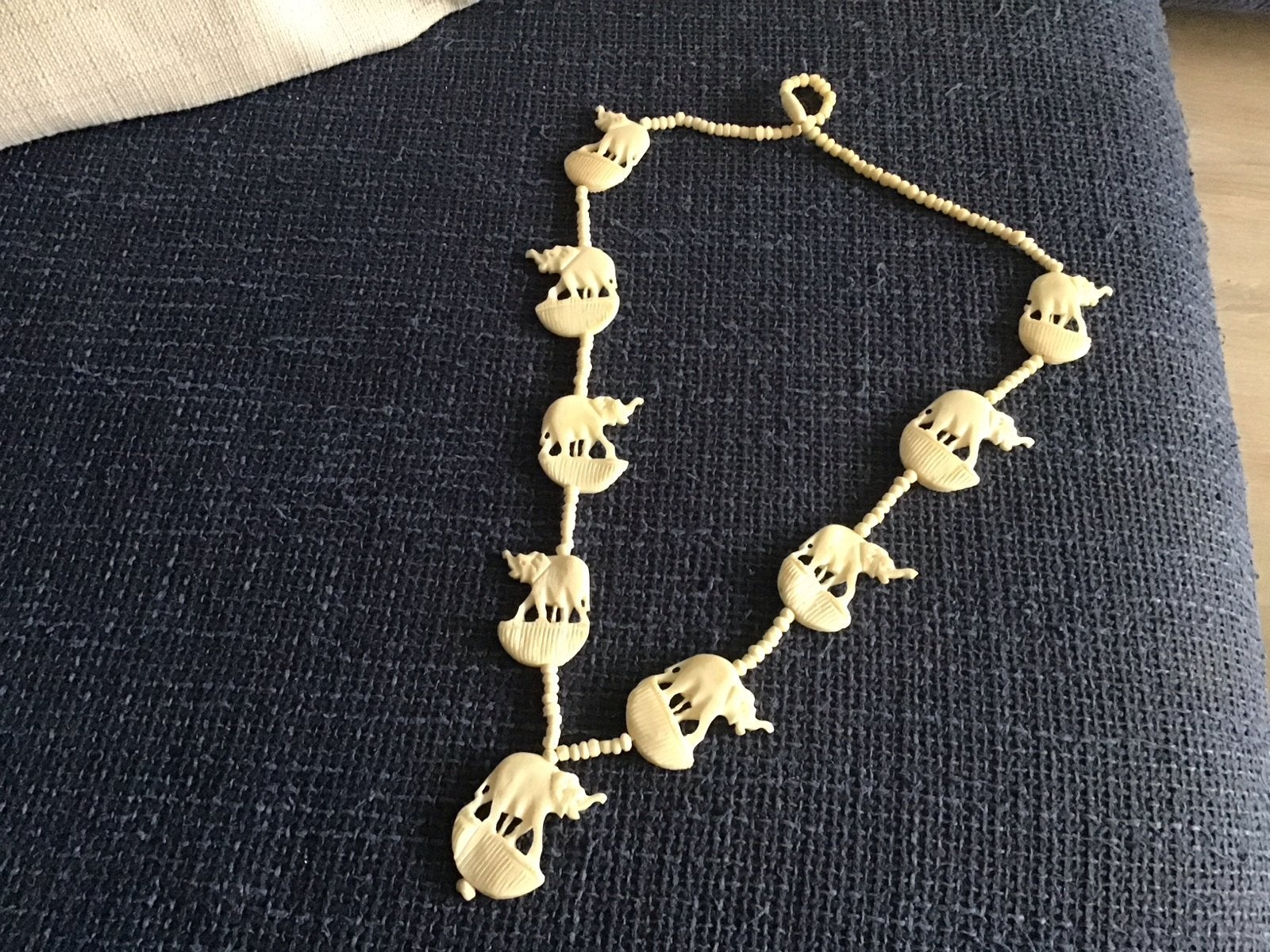 Vintage ketting met olifanten - Ivoor kleurig, Sieraden, Tassen en Uiterlijk, Gebruikt, Beige, Ophalen of Verzenden, Overige materialen
