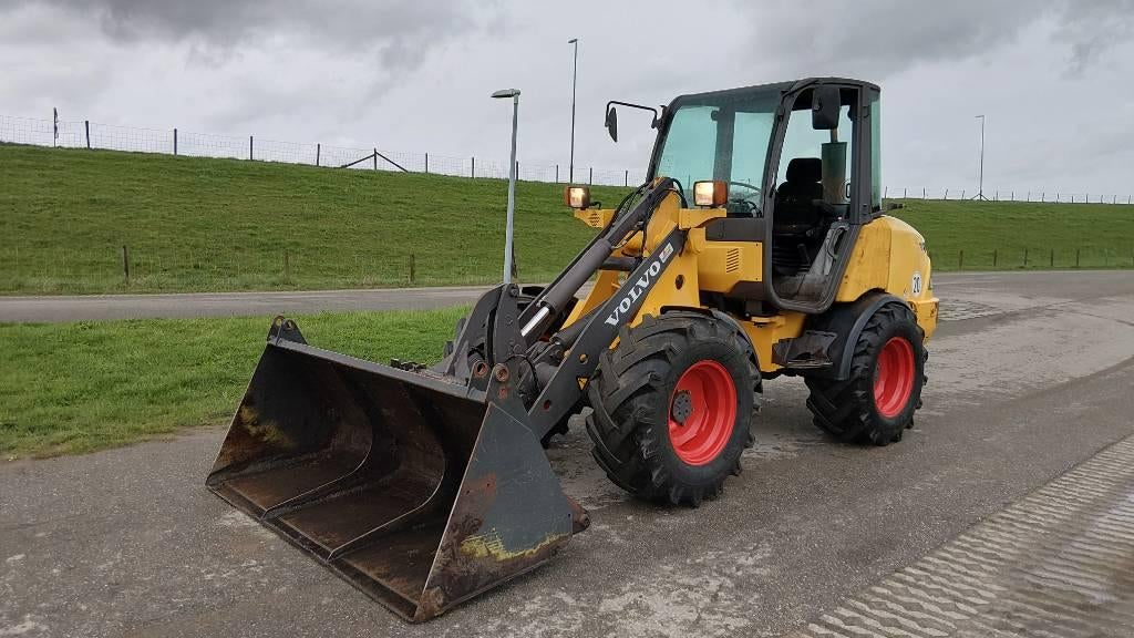 Volvo L25B shovel (bj2004) met kenteken L 25 B (bj 2004), Wiellader of Shovel