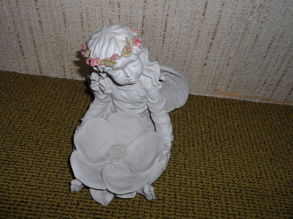 Beeld v.e. meisje met een schaal op schoot, 20 cm lang, Antiek en Kunst, Ophalen of Verzenden, Beeld, Vrouw