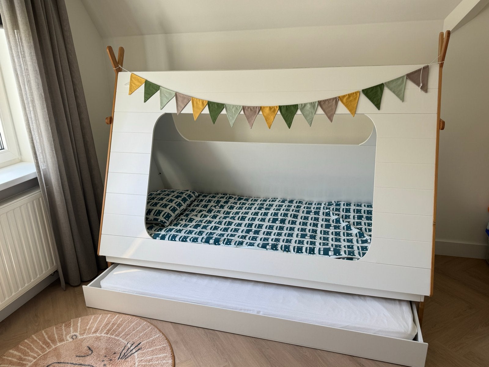 Gratis Tipi bed met uitschuiflade op wieltjes, Kinderen en Baby's, Ophalen, 85 tot 100 cm, Zo goed als nieuw, Matras