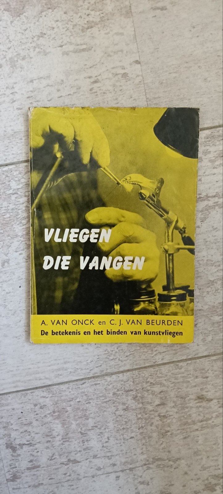 Vliegen Die Vangen - Kunstvliegen Binden Boek, Ophalen of Verzenden, Gelezen, Overige onderwerpen, A. Van Onck en C.J. Van Beurden