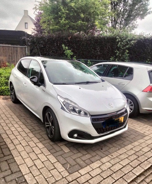 Peugeot 208 automaat 1.2 Puretech 110pk 5D Eat6 2018 Wit, Auto's, Zwart, 1199 cc, Leder en Stof, Wit