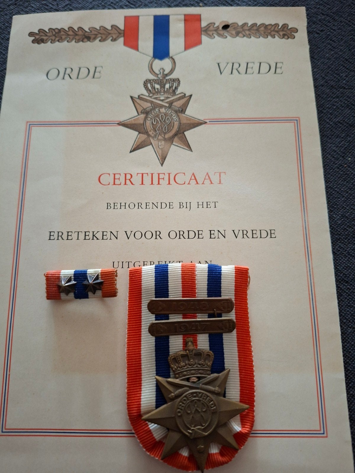 Ereteken voor Orde en Vrede met gespen en oorkonde, Verzenden, Landmacht, Nederland