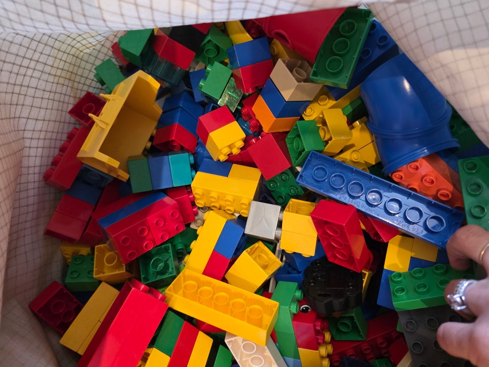 Grote bak vol LEGO Duplo met voertuigen en grondplaat, Ophalen of Verzenden