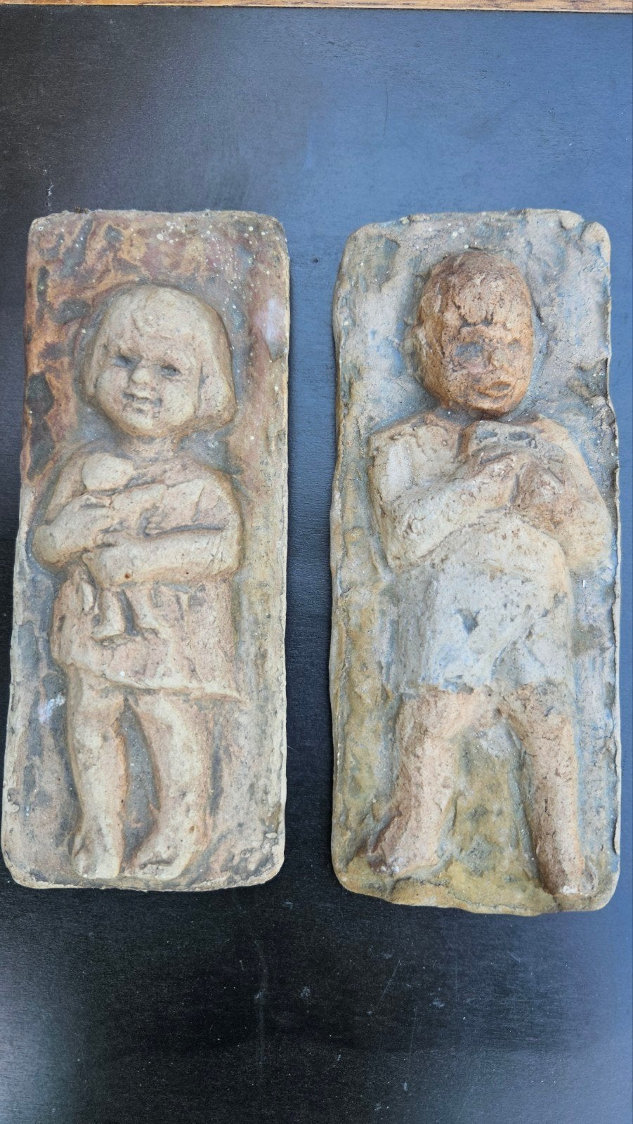 Twee terracotta wandreliëfs van Hanna Mobach, Antiek en Kunst, Kunst | Beelden en Houtsnijwerken, Ophalen of Verzenden