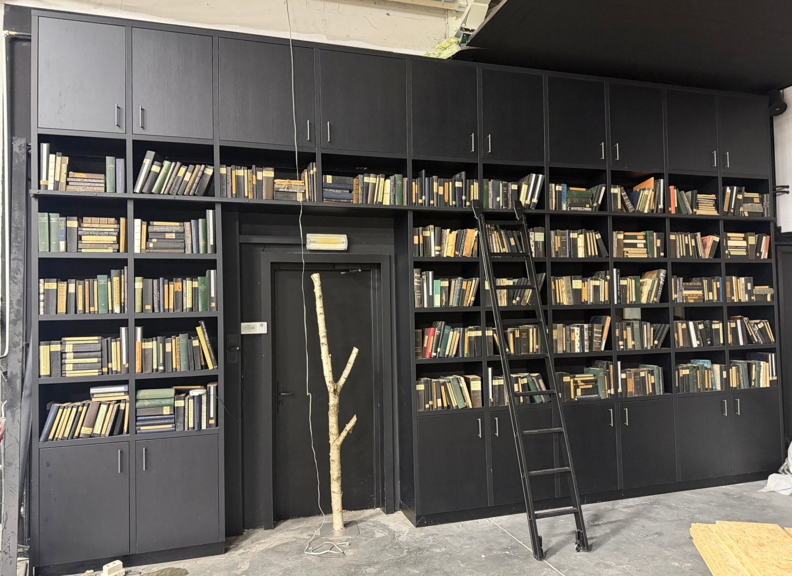 Boekenkast 6.50 x 3.85 m groot formaat, Huis en Inrichting, Kasten | Boekenkasten, 200 cm of meer, Zo goed als nieuw, 25 tot 50 cm