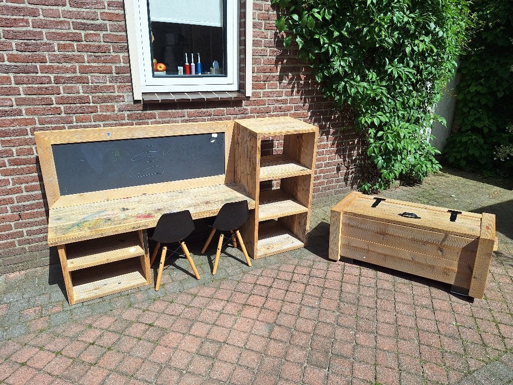 Bureau voor kinderen met twee stoeltjes en een opbergkist, Ophalen, Gebruikt, Tafel(s) en Stoel(en)