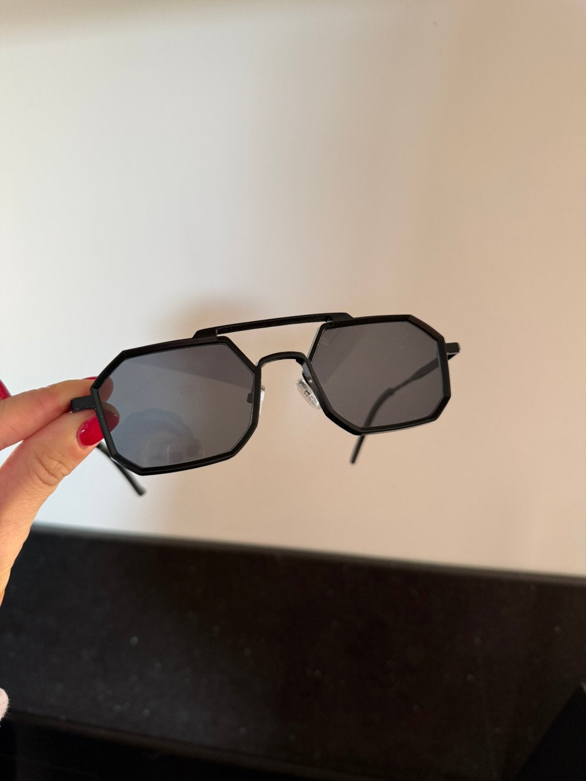 Zwarte zonnebril Sunglass Hut, Ophalen of Verzenden, Zo goed als nieuw, Zwart, Overige merken