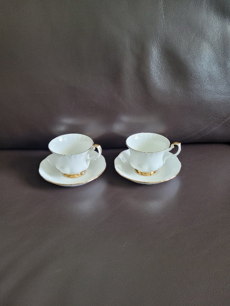 Royal Albert Val D’Or kop en schotel met goudrand 2x, Gebruikt, Vintage, Ophalen of Verzenden, Kop(pen) en/of Schotel(s)