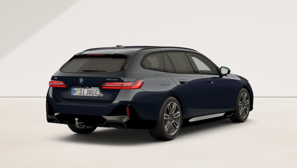 BMW i5 Touring eDrive40 M Sport Pro - Trekhaak - Panoramadak, Automaat, Dealer onderhouden, Achterwielaandrijving, Met garantie (alle)