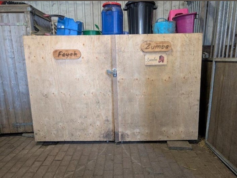 Grote zadelkast, 2.20m breed - snel ophalen!, Dieren en Toebehoren, Ophalen, Gebruikt