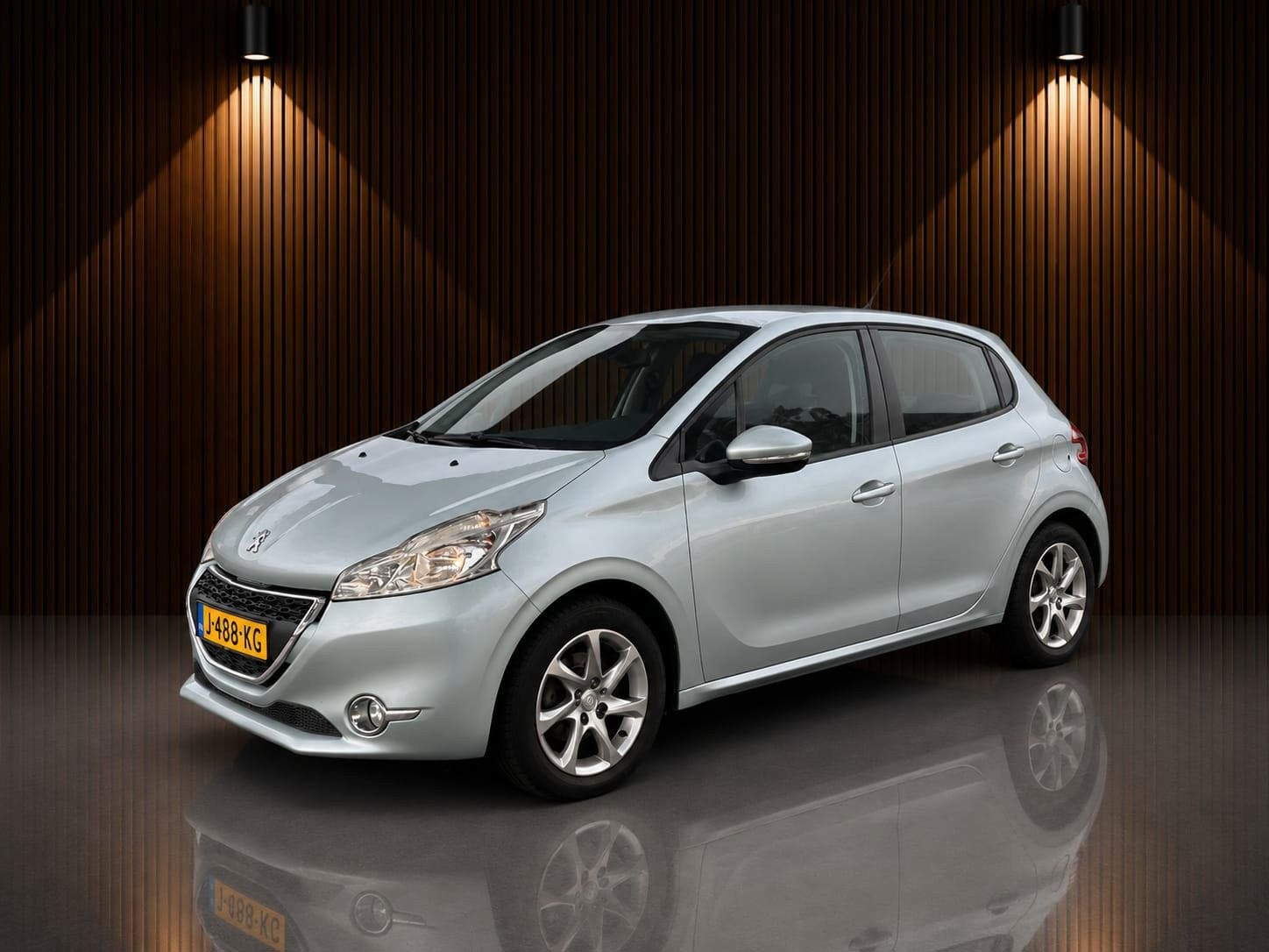 Peugeot 208 1.2 VTi Allure Panoramadak,set winterbanden, Voorwielaandrijving, Euro 5, Gebruikt, 31 €/maand