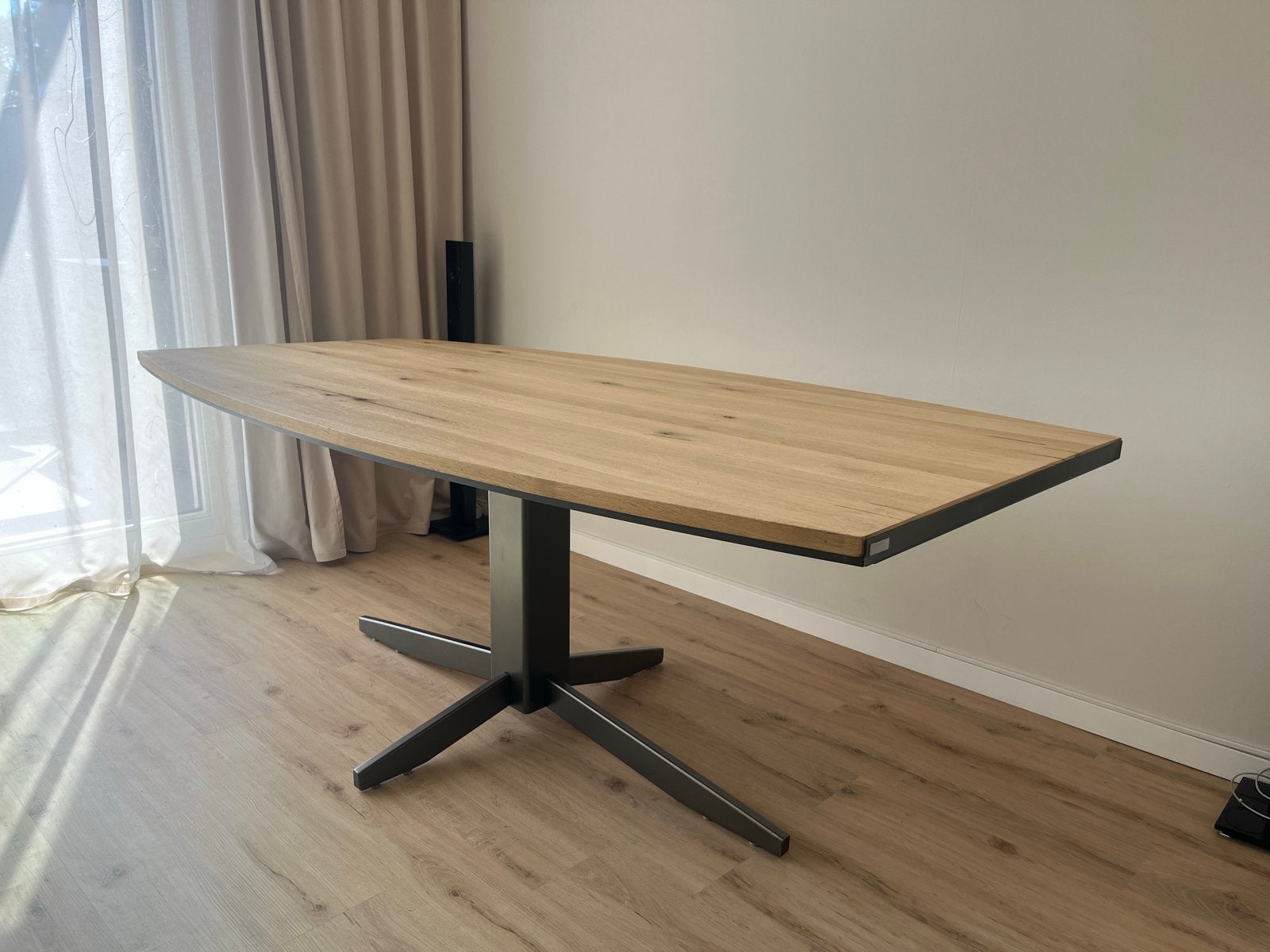 Xooon - Deens ovale eiken eettafel met metalen onderstel, Huis en Inrichting, Tafels | Eettafels, Ophalen, 100 tot 150 cm, Eikenhout