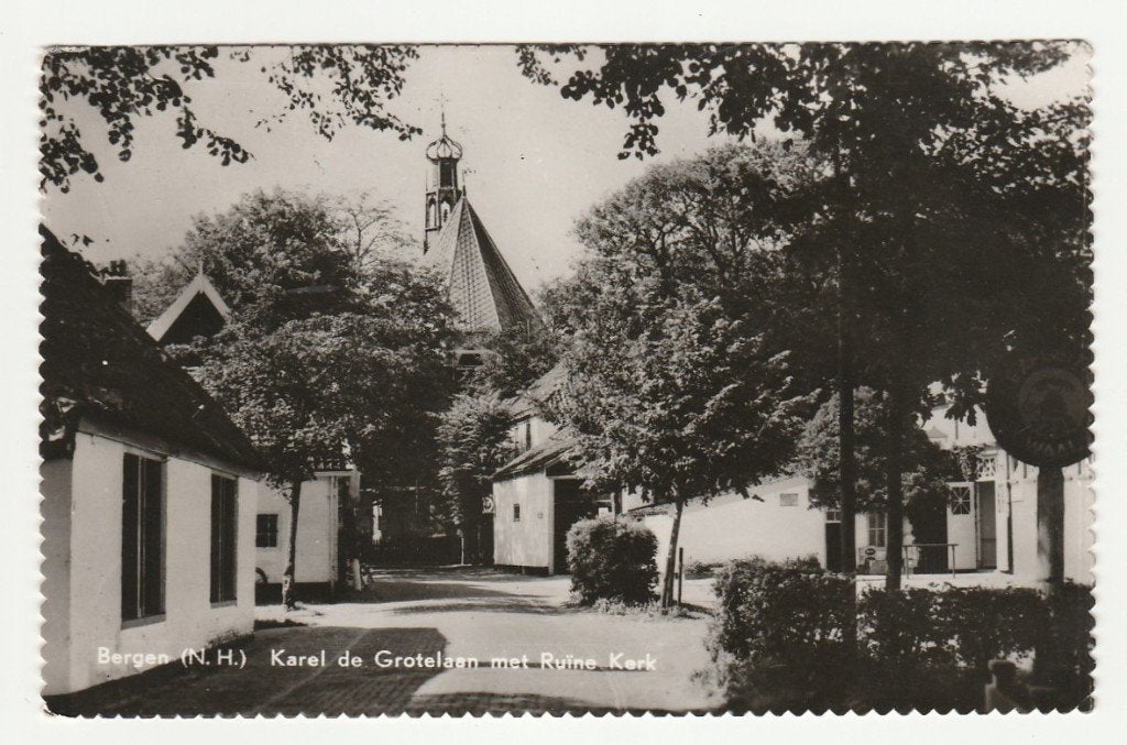 Bergen NH - Karel de Grotelaan met Ruine Kerk, Ophalen of Verzenden, 1960 tot 1980, Gelopen, Noord-Holland