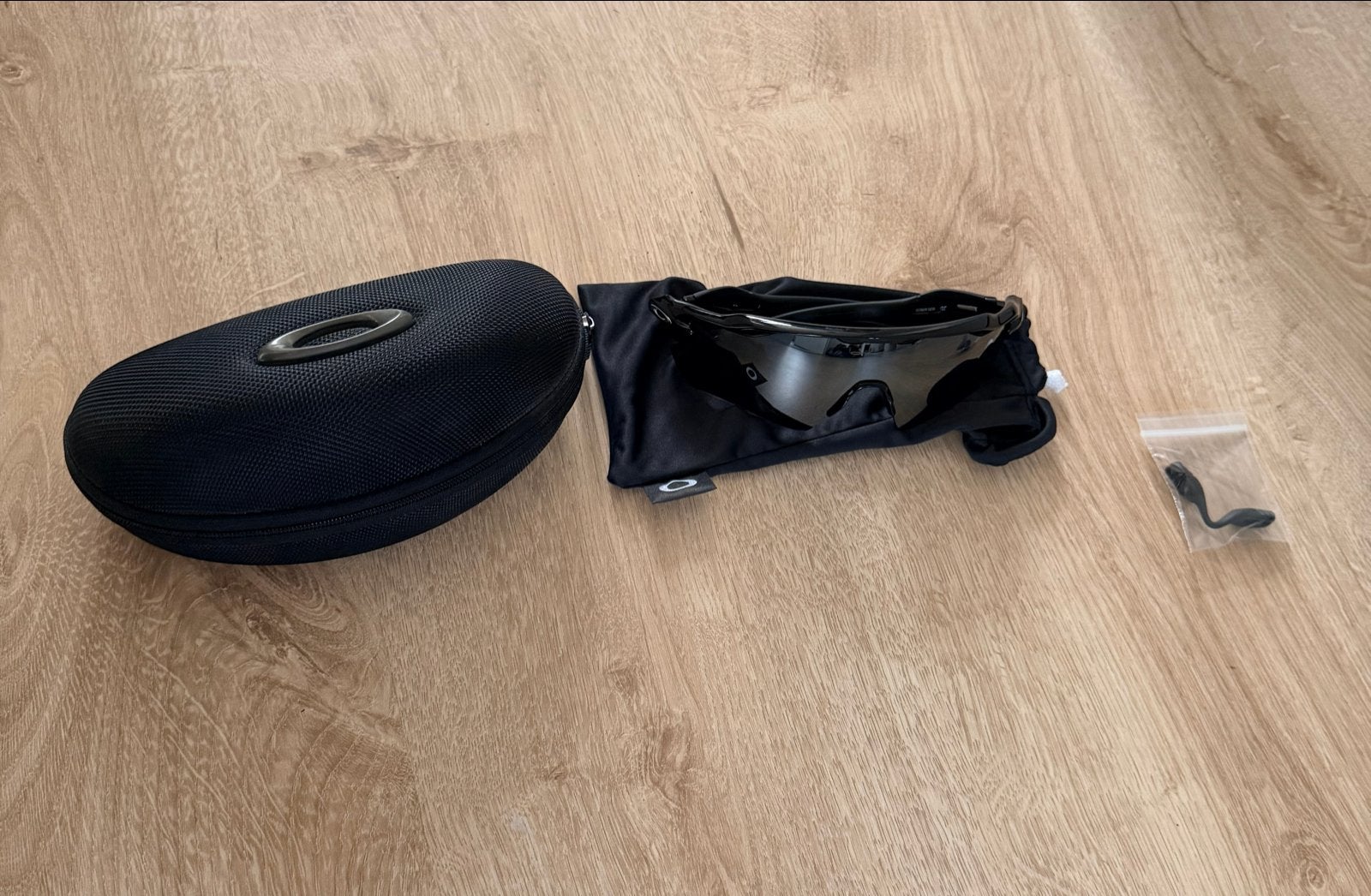Oakley Zonnebril met Hoesje en Extra Neusstukje, Ophalen, Zonnebril, Zwart, Zo goed als nieuw