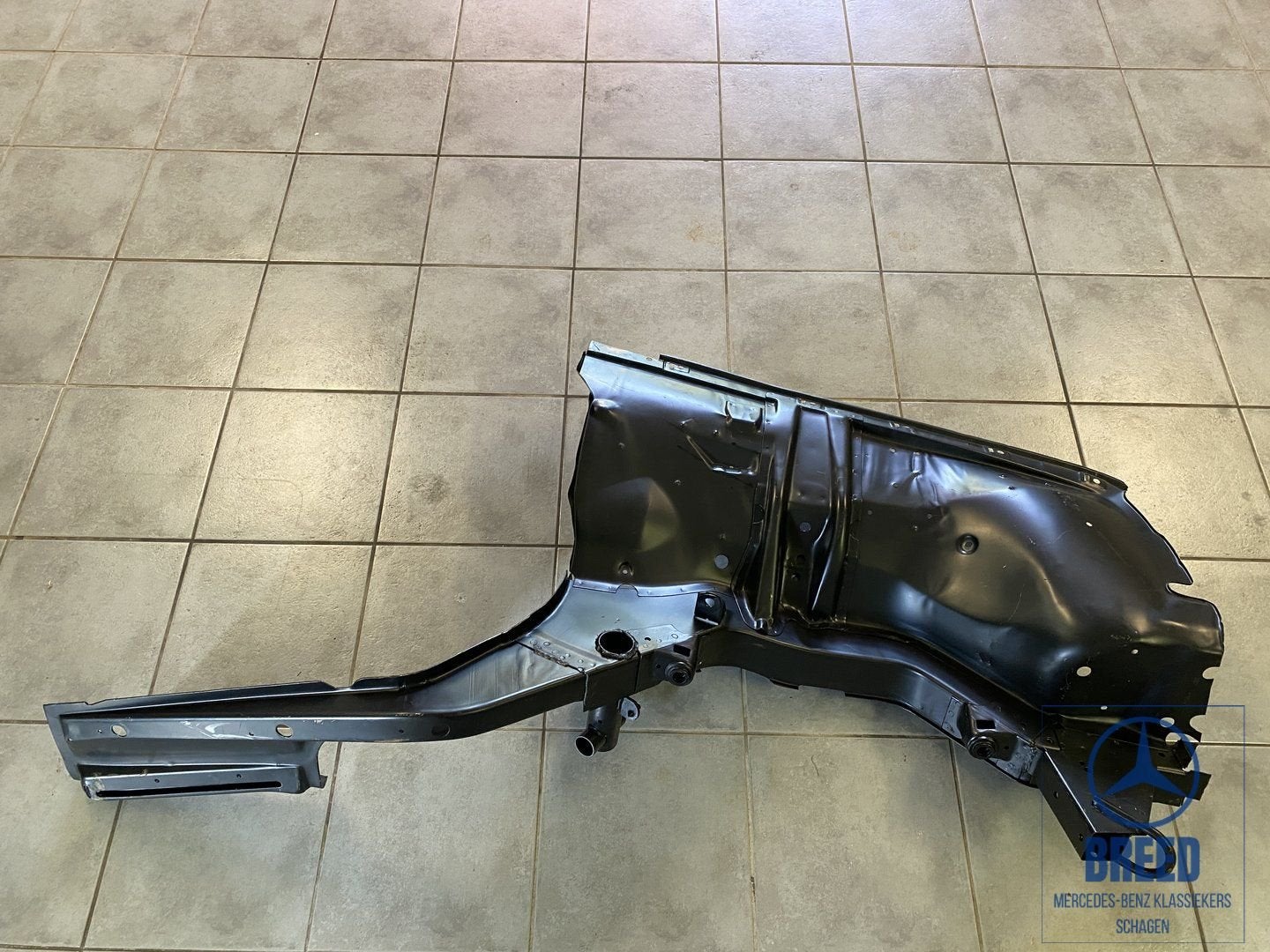 NOS wielkast rechts compleet voor Mercedes-Benz W114 W115 /8, Auto-onderdelen, Carrosserie en Plaatwerk, Ophalen, -, Nieuw, Bumper