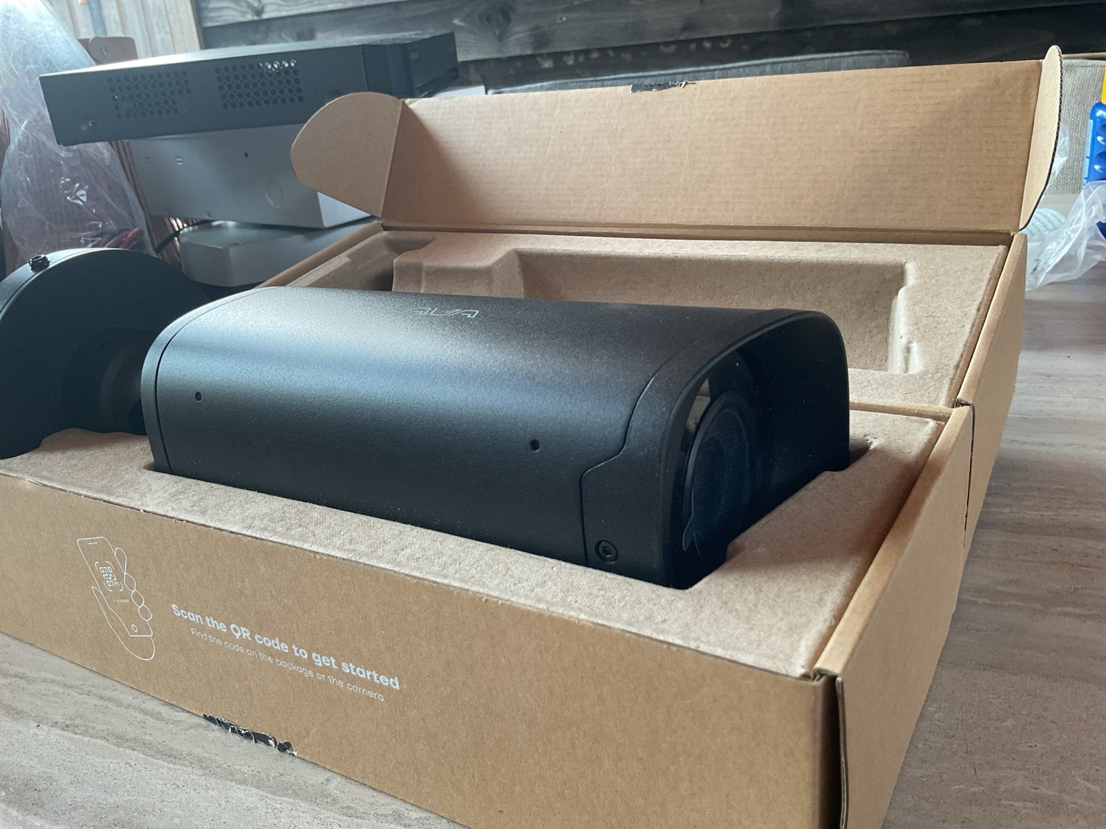 Gloednieuwe Ava Bullet beveiligingscamera met paalbeugel, Ophalen of Verzenden, Nieuw, Buitencamera