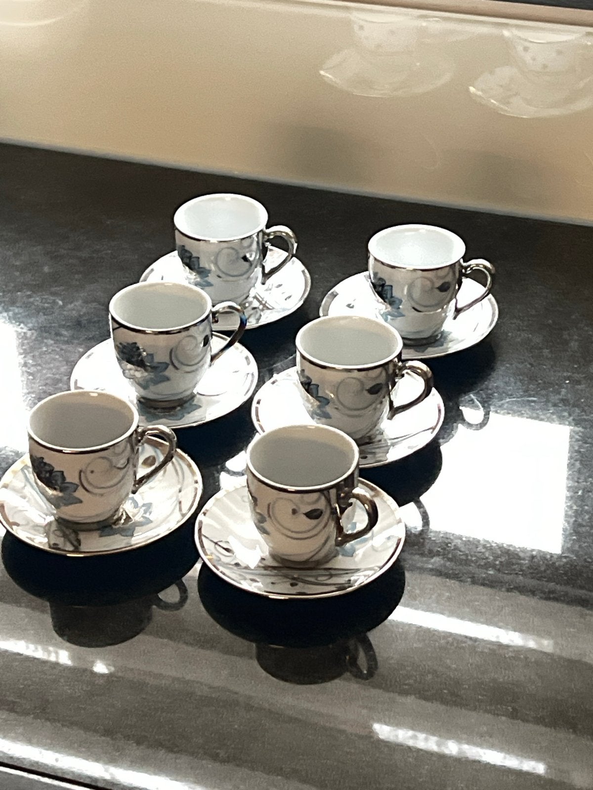 Set van 6 koffiekopjes met schotels, zilver en blauw decor, Ophalen, Overige merken, Klassiek, Zo goed als nieuw