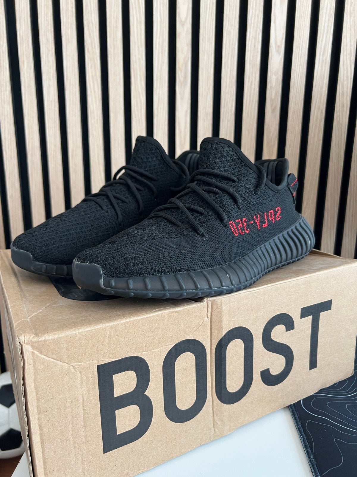 Yeezy 350 Zwart Maat 41 1/2 met StockX Verificatie en doos, Ophalen, Zo goed als nieuw, Zwart, Sneakers of Gympen