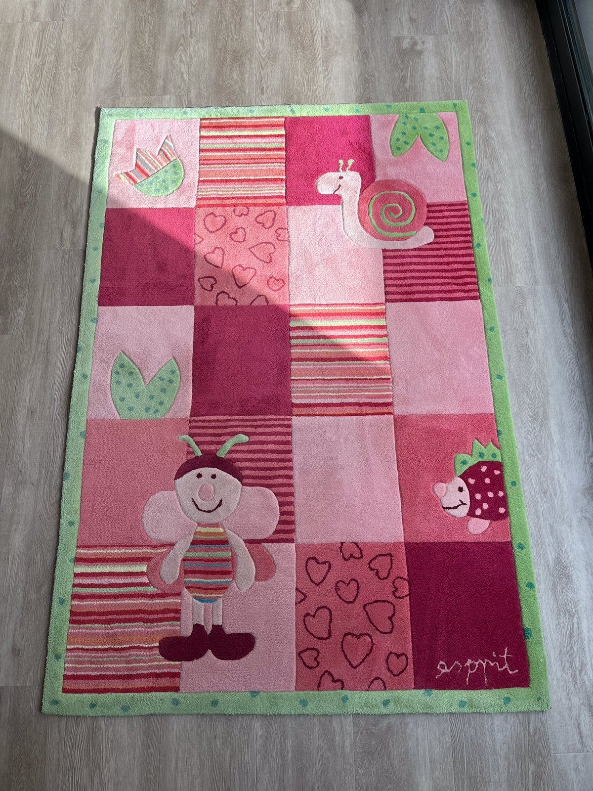 Vrolijk Esprit vloerkleed voor kind roze en groen 120x180 cm, Huis en Inrichting, Stoffering | Tapijten en Kleden, Ophalen, Gebruikt