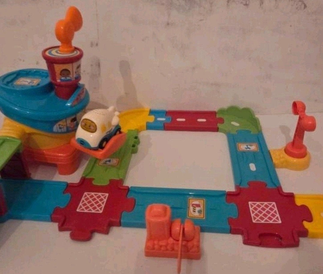 Vtech - toet toet auto's vliegveld 1, Ophalen of Verzenden, 2 tot 4 jaar