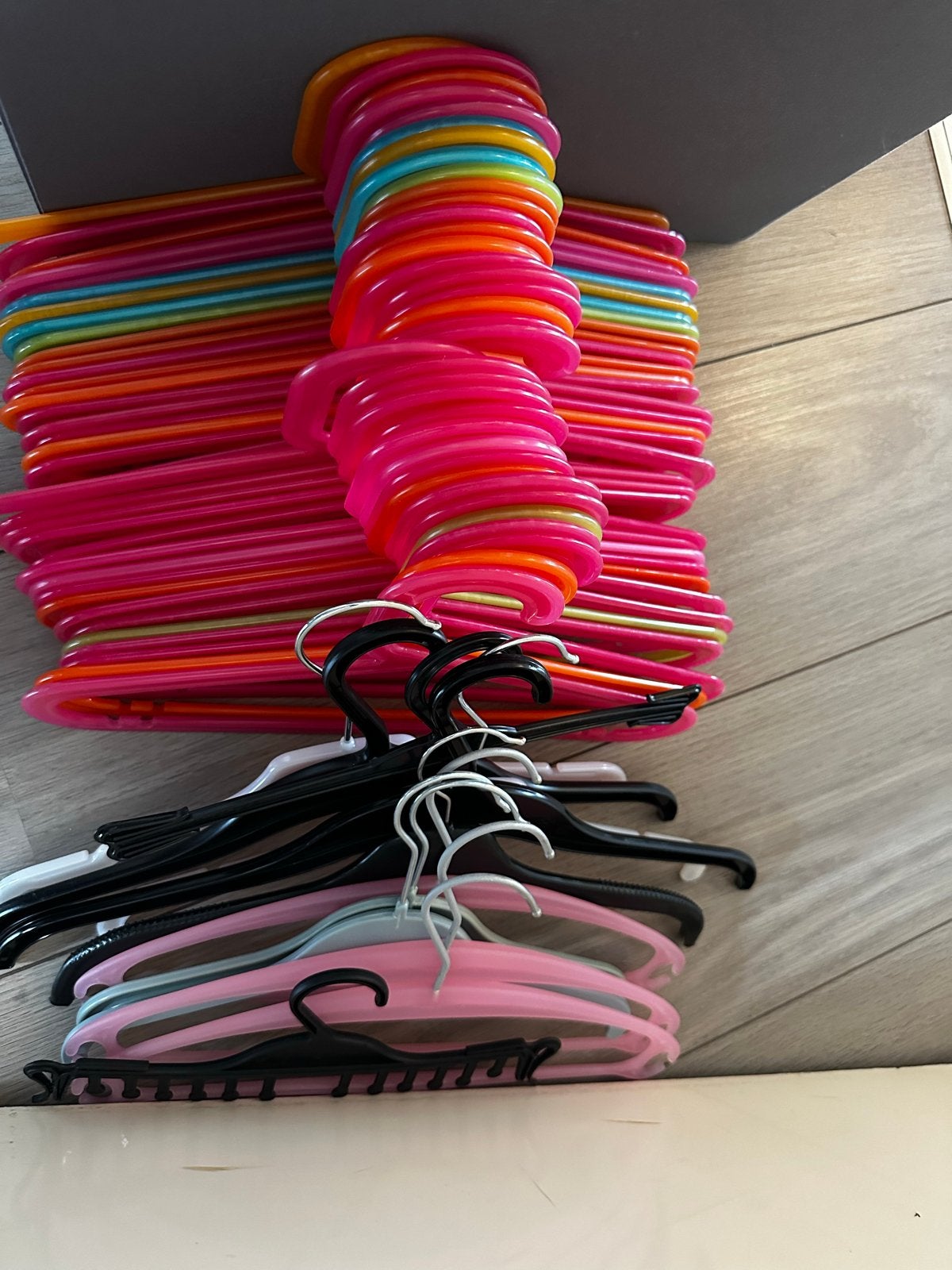 Kleurrijke kledinghangers voor kinderkleding, Kleding | Dames, Kledinghangers, Ophalen of Verzenden, Gebruikt, Kunststof, Kinderen