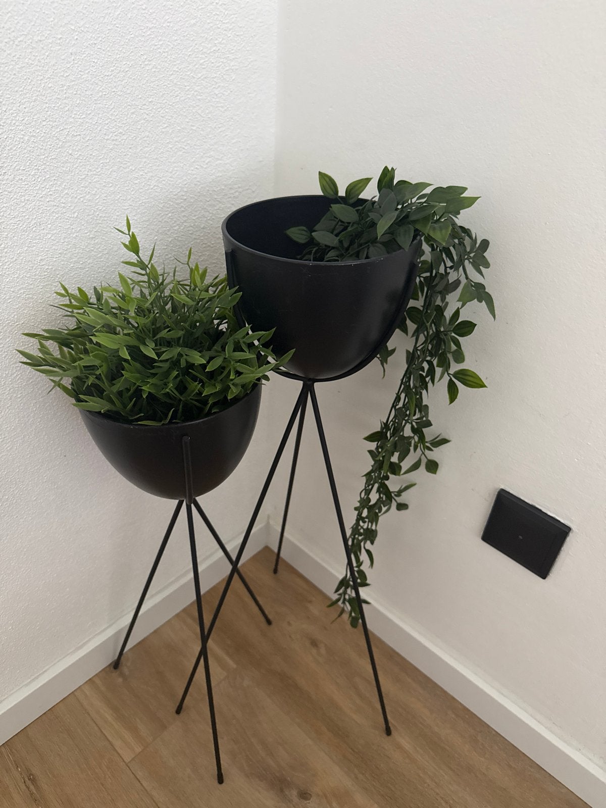 2 staande potten met kunstbloemen, Binnen, Gebruikt, Kunstbloem, Kunststof