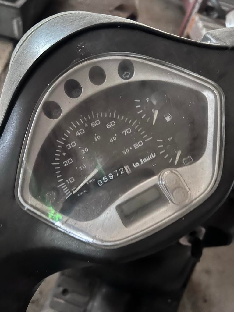 Zwarte Scooter. Degelijke machine, Ophalen, Gebruikt, Benzine, Overige merken