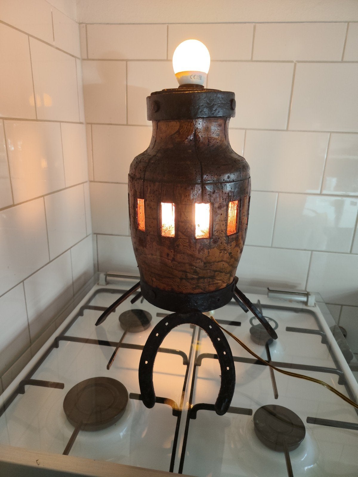 Antiek wagenwiel naaf lamp (met hoefijzer voet), Ophalen