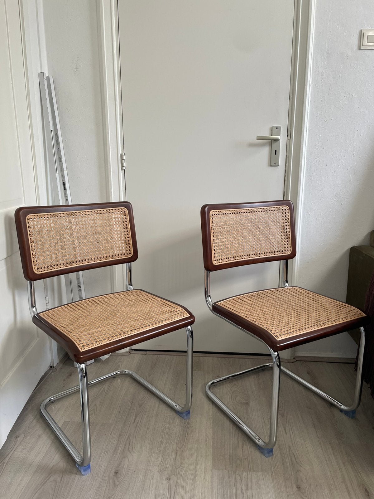 Rotan stoelen met chromen onderstel, Huis en Inrichting, Stoelen, Ophalen, Zo goed als nieuw, Bruin, Twee