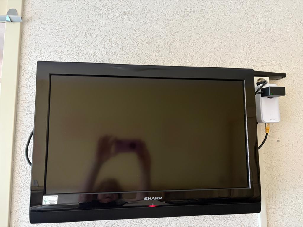 Leuke kleine Sharp tv met ophangbeugel tk, Audio, Tv en Foto, Televisies, Ophalen, 50 Hz, Sharp