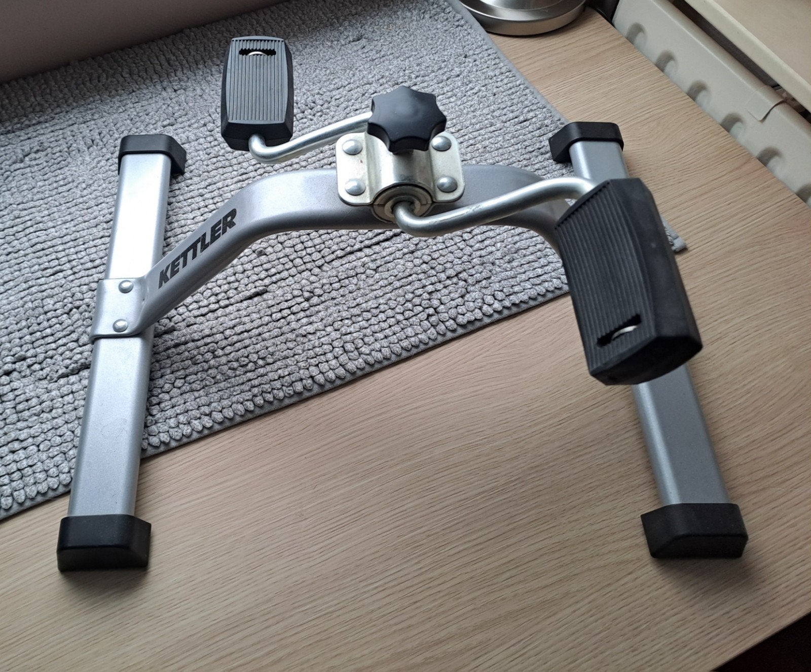 Kettler Mini Hometrainer - Compact en Gebruiksvriendelijk, Ophalen, Gebruikt, Armen, Metaal