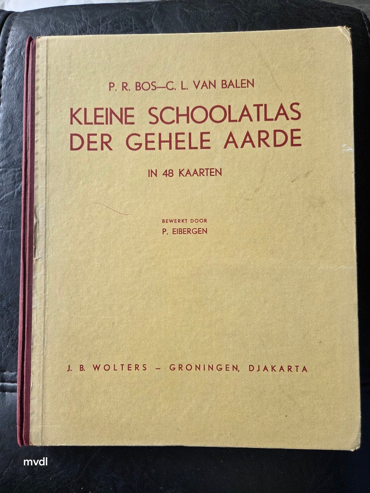 Kleine Schoolatlas der Gehele Aarde - 1952, Boeken, Atlassen en Landkaarten, Gelezen, Bosatlas, Wereld, 1800 tot 2000, Ophalen of Verzenden