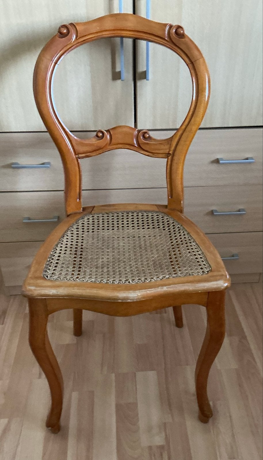 Antieke houten stoel met rieten zitting, Ophalen