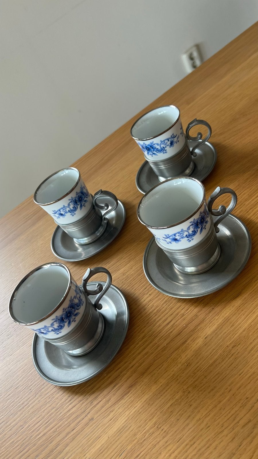 Set van 4 vintage tinnen koffie-/theekopjes met schotels, Ophalen of Verzenden