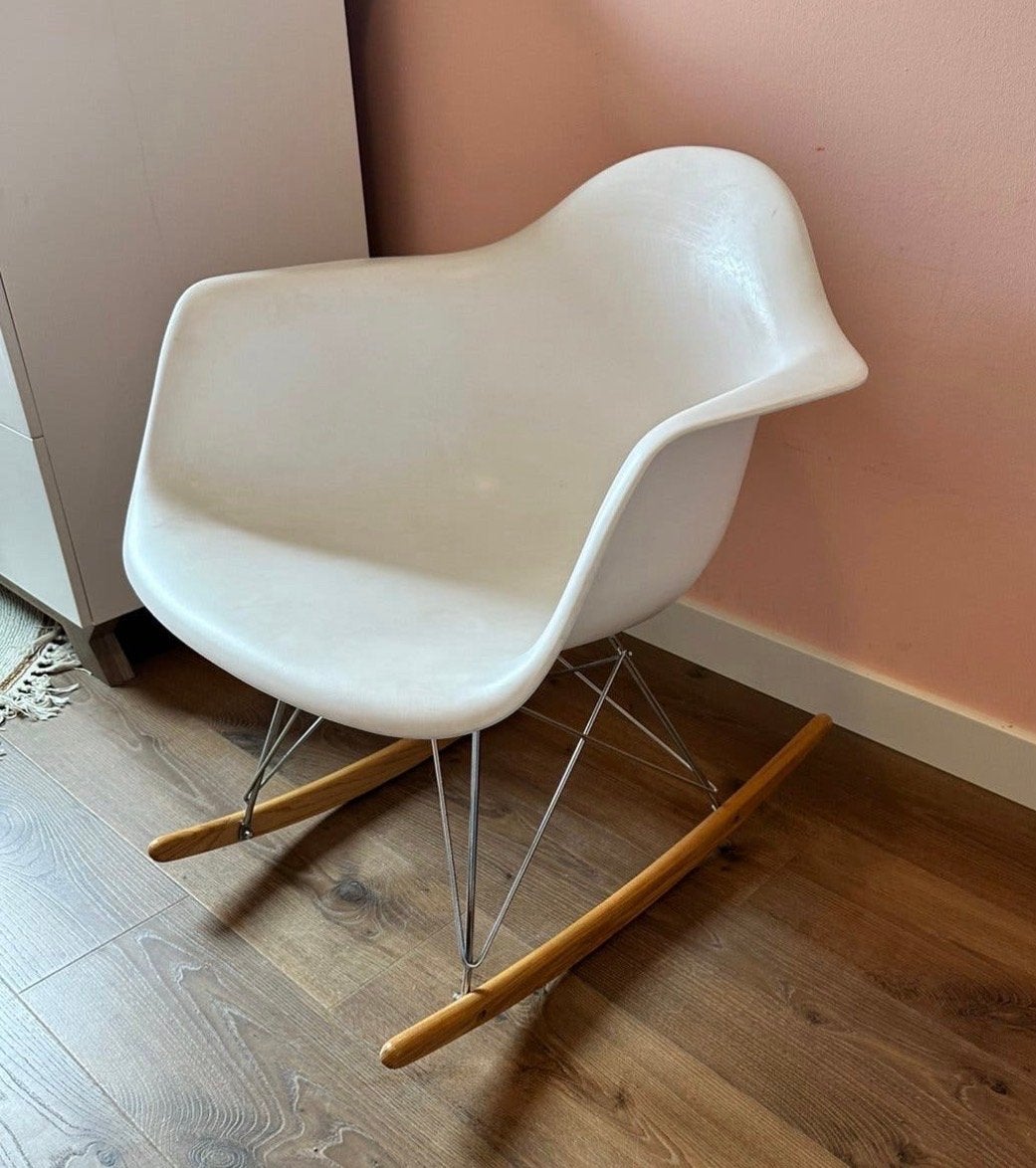 Witte schommelstoel in Eames-stijl, Ophalen, Kunststof, Gebruikt, Wit