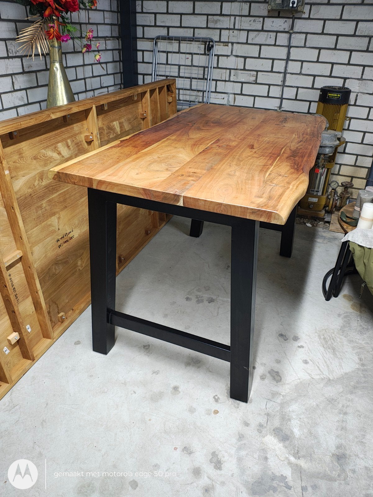 Robuuste bar van massief mango hout met metalen onderstel, Industrieel, Modern, 50 tot 100 cm, Zo goed als nieuw, 150 tot 200 cm