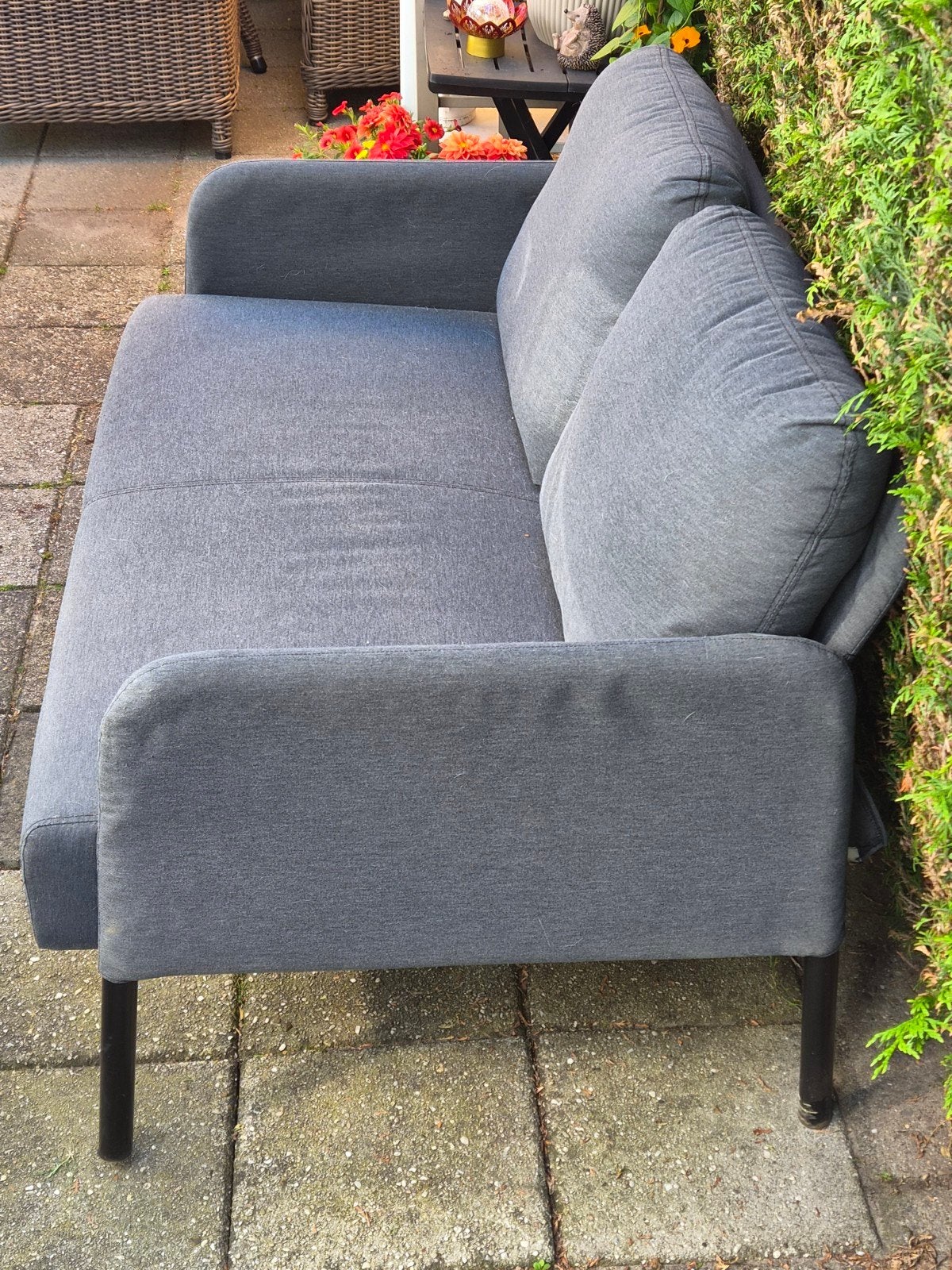 Een tweezitsbankje grijs te koop., Ophalen, Zo goed als nieuw, Tweepersoons, Minder dan 150 cm