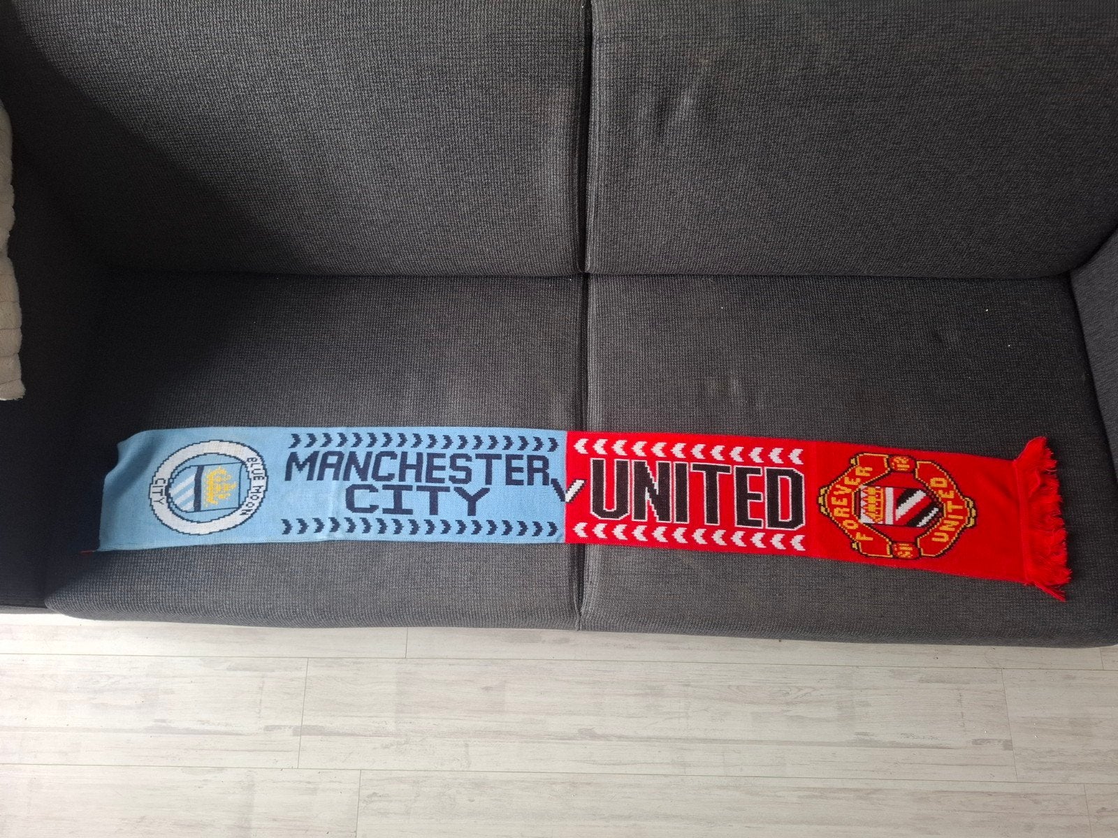 Manchester United vs Manchester City sjaal, Verzamelen, Sportartikelen en Voetbal, Ophalen of Verzenden, Zo goed als nieuw, Buitenlandse clubs