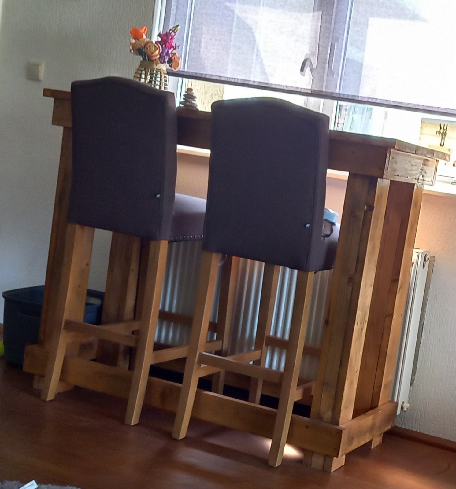 Houten bar met twee barstoelen, Ophalen, Gebruikt, Inclusief barstoelen