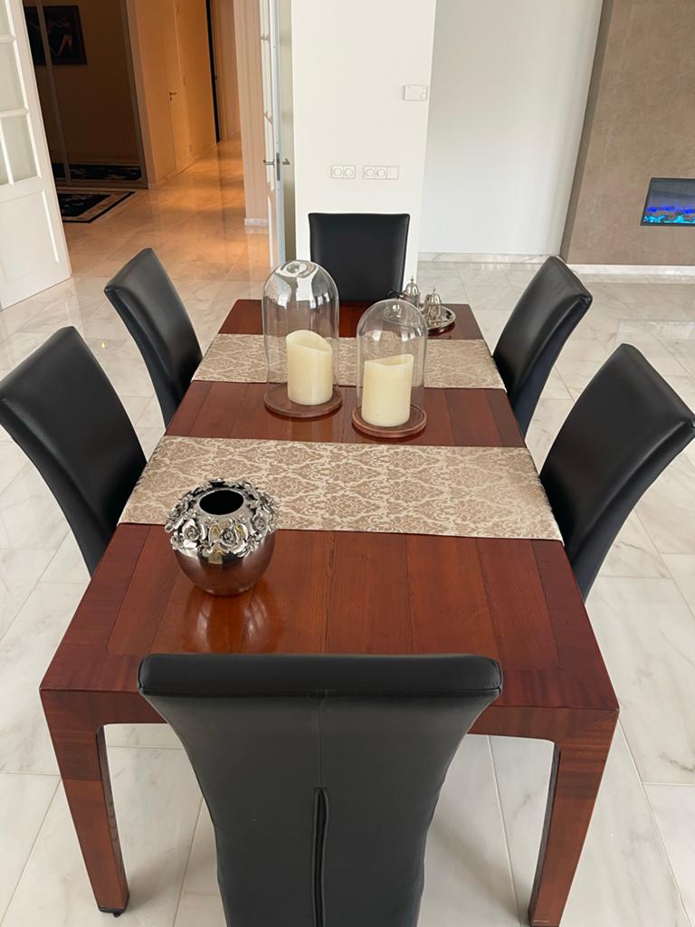 Afrikaans Harthouten Eettafel met 6 Zwarte Lederen Stoelen, Ophalen, Gebruikt, 100 tot 150 cm, 200 cm of meer