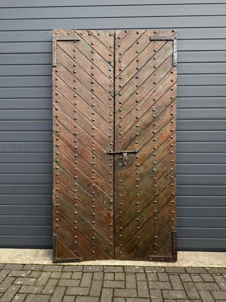 Antieke dubbele houten deur met metalen nagels en beslag, Ophalen of Verzenden, Gebruikt