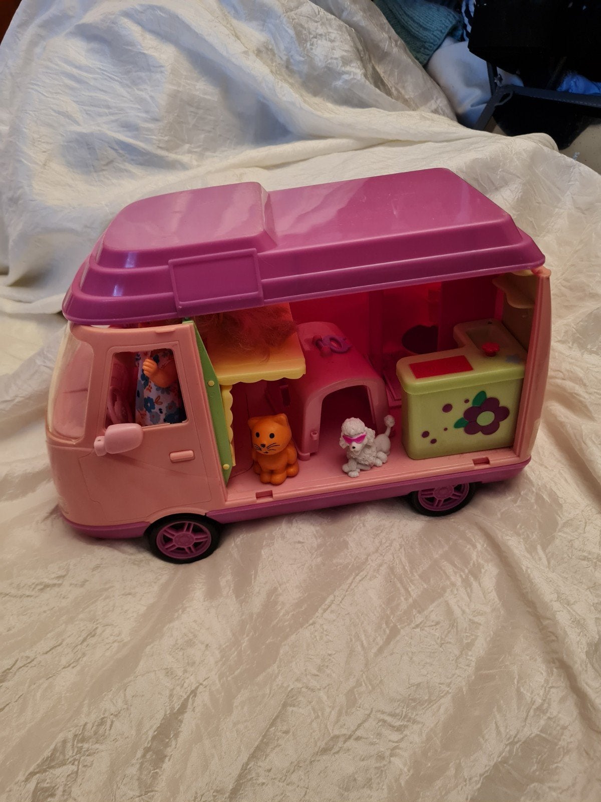 Leuk Barbie busje met kleine poppen en accessoires, Ophalen of Verzenden, Gebruikt, Barbie